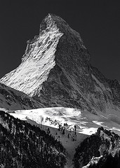 Лавинная опасность во французских и швейцарских Альпах - 4 из 5, есть погибшие